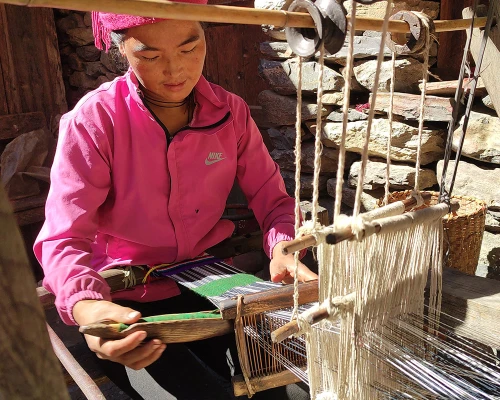 Local Lady Is Weaving A Scarf In Gap